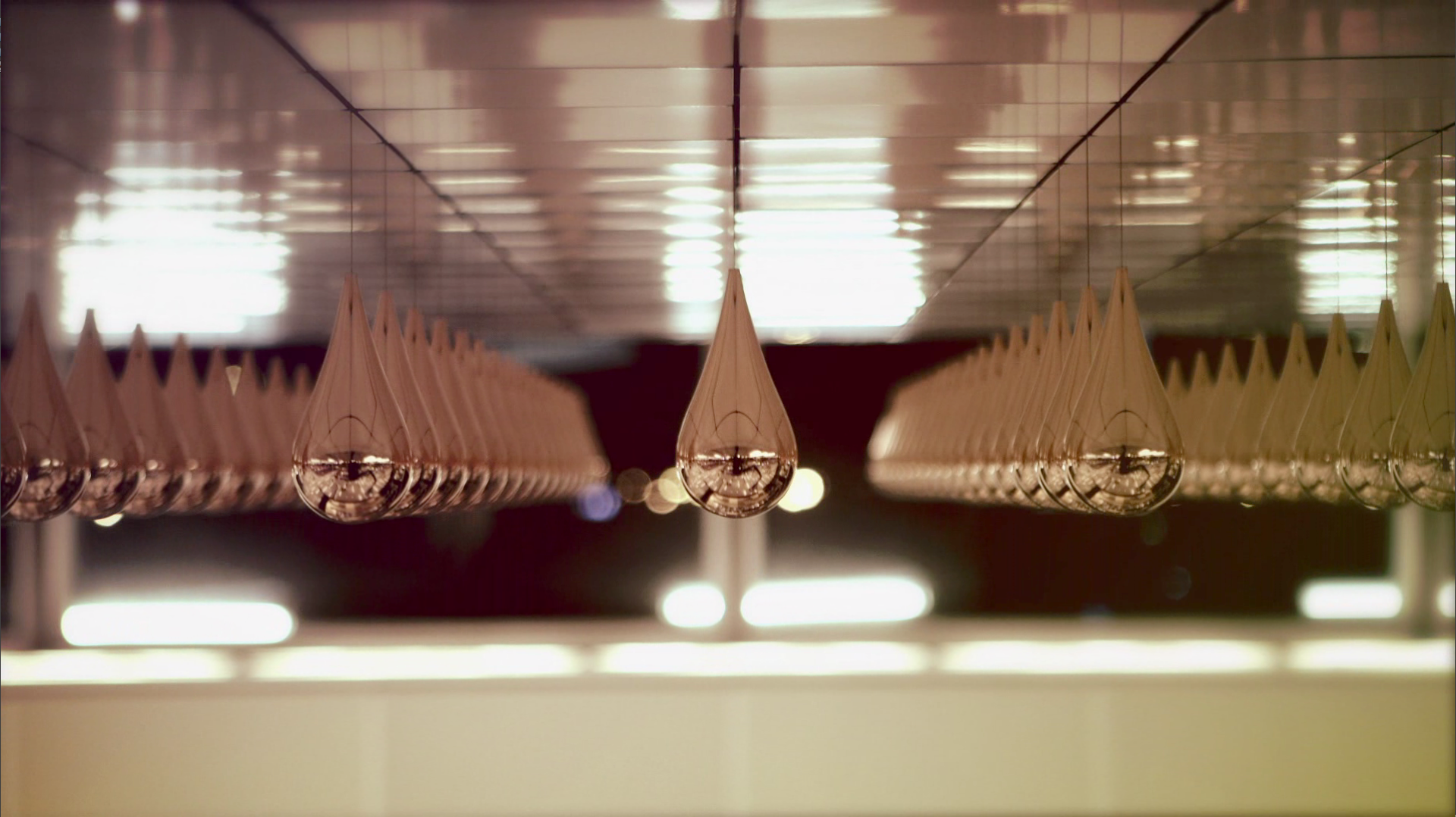 Row of droplets aligned in a wave pattern