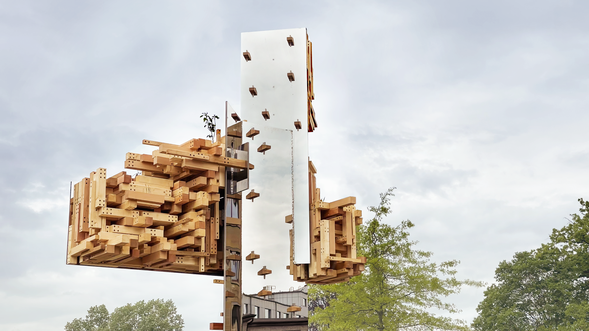 The complete sculpture with steel frame and wooden elements