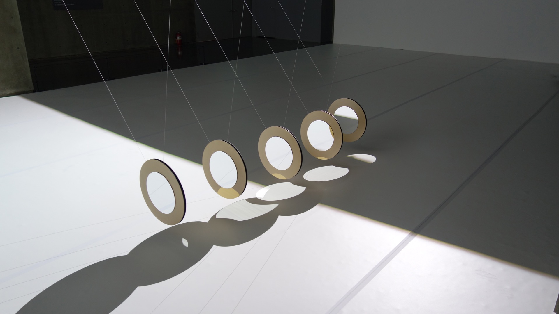 Caustic light patterns from disks projected on floor