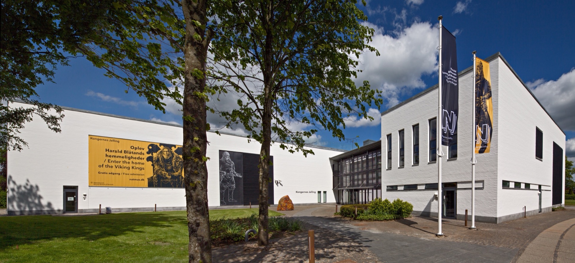 Drawing robot illustrating archaeological knowledge