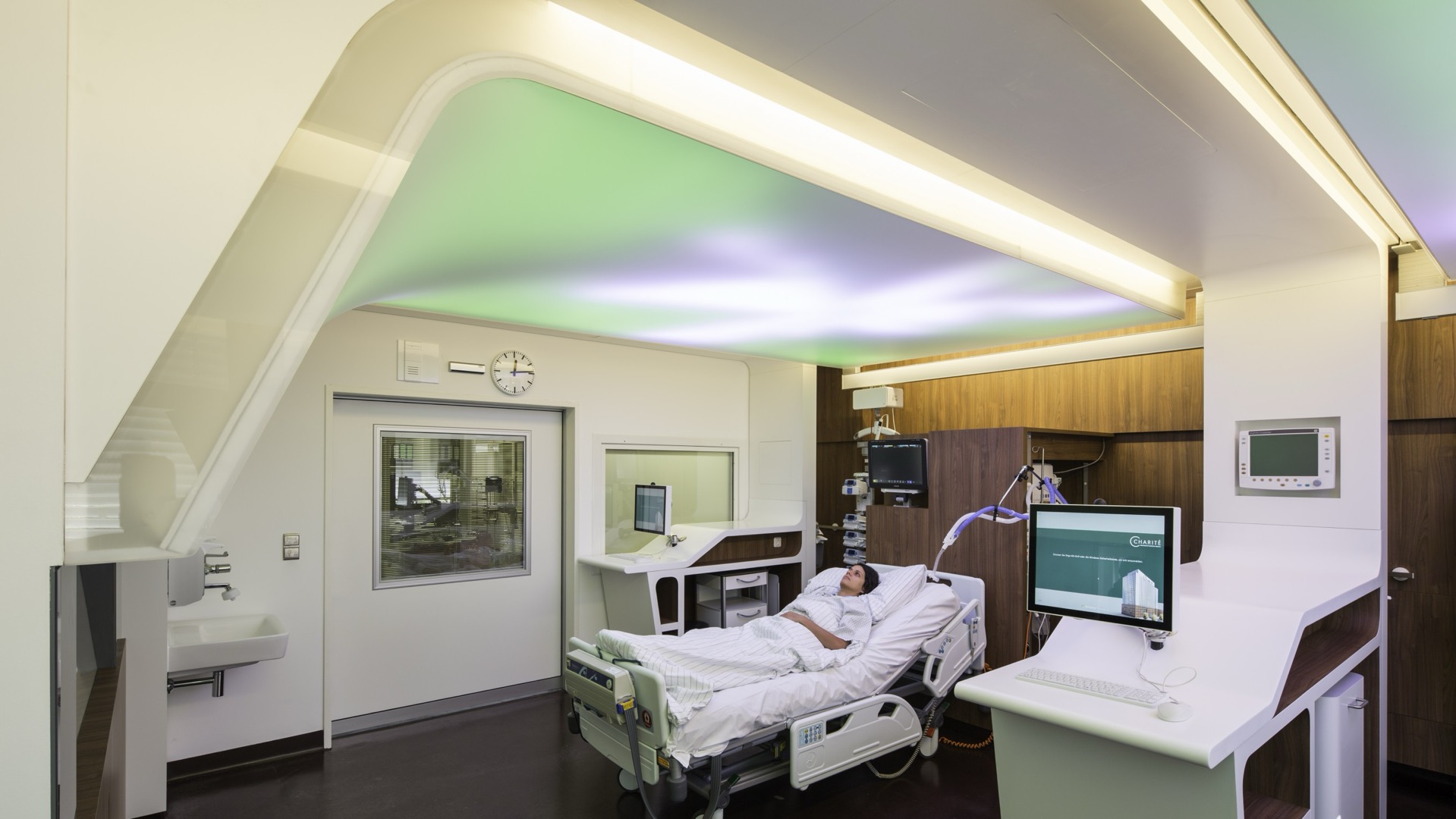 TRAUM ICU room overview with LED ceiling display