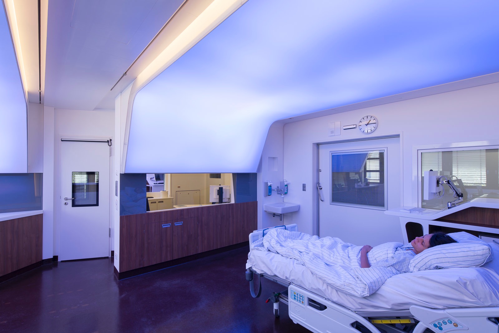 Patient under blue therapeutic light in the TRAUM ICU